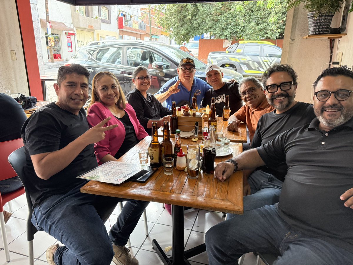 alfredoestrella's tweet photo. ¡Un-dos-tres por mí, que estoy atrás del Chaparro!
Cada tercer miércoles de julio, es una tradición salir a #festejar el #diadelasecretaria. Aunque los tiempos han cambiado, y los puestos han evolucionado favorablemente a cosas como gerente administrativo, subgerente o asistente; nosotros seguimos tomándolo como #pretexto para reunirnos y reírnos. ¡Salud! 🍻 🥂
