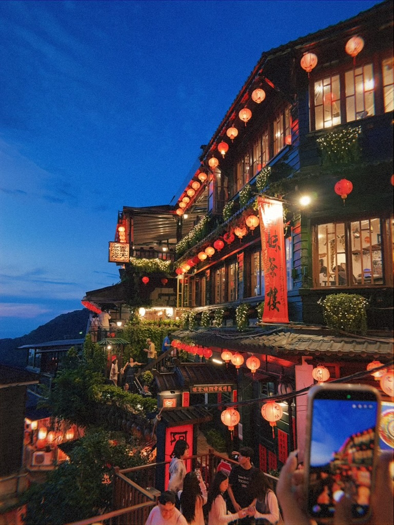 areebkhan280's tweet photo. 🇹🇼 Taiwan also feels relatively undocumented online, one of the best weekends I've had in Asia (and only a 4hr flight from SG!)

favs were ≈ elephant mountain, taking the night gondola to a tea farm, jiufen at sunset, and cks memorial / liberty square

Predictably the history was amazing, and a great juxtaposition w/ China from a month ago! highly recommend lining up both. Def going back in nov for Alishan