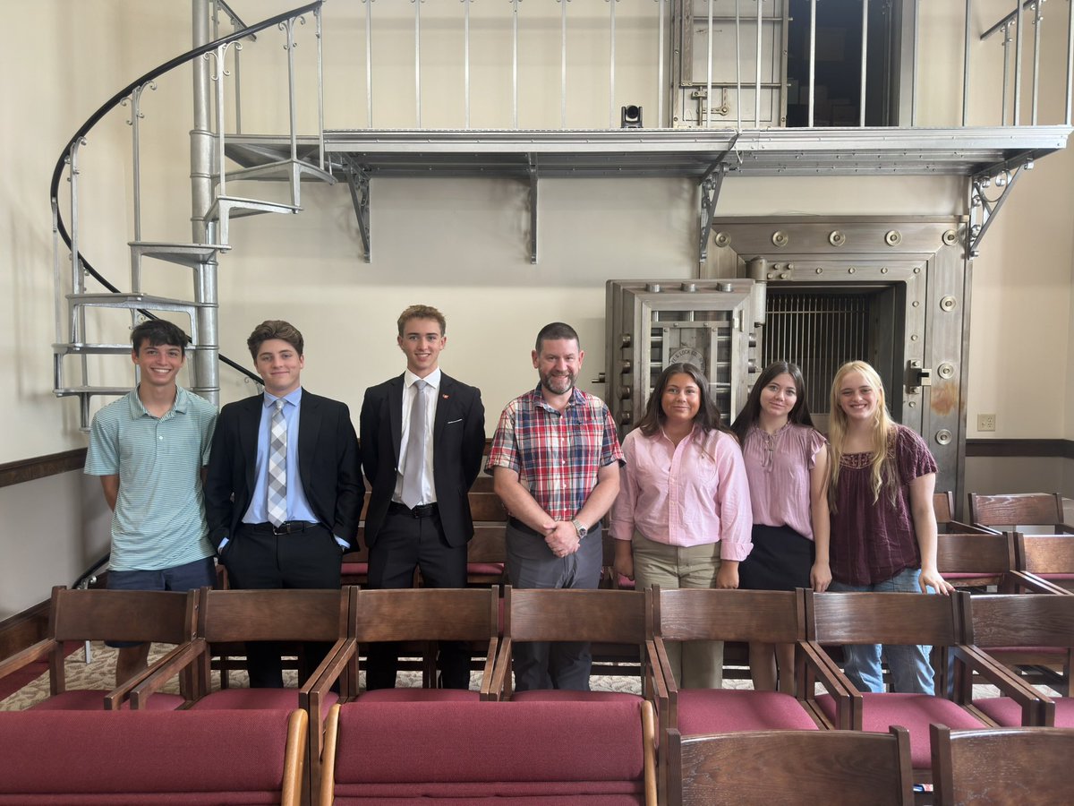 LiveFreeandLead's tweet photo. Our young leaders have been busy learning about the legislature!
They had the chance to meet with @NHSenPresident Sharon Carson to speak about the role of leadership and committees and @nhhouseclerk Paul Smith on the importance of parliamentary procedure and House Rules https://t.co/wCIVqIbLoC