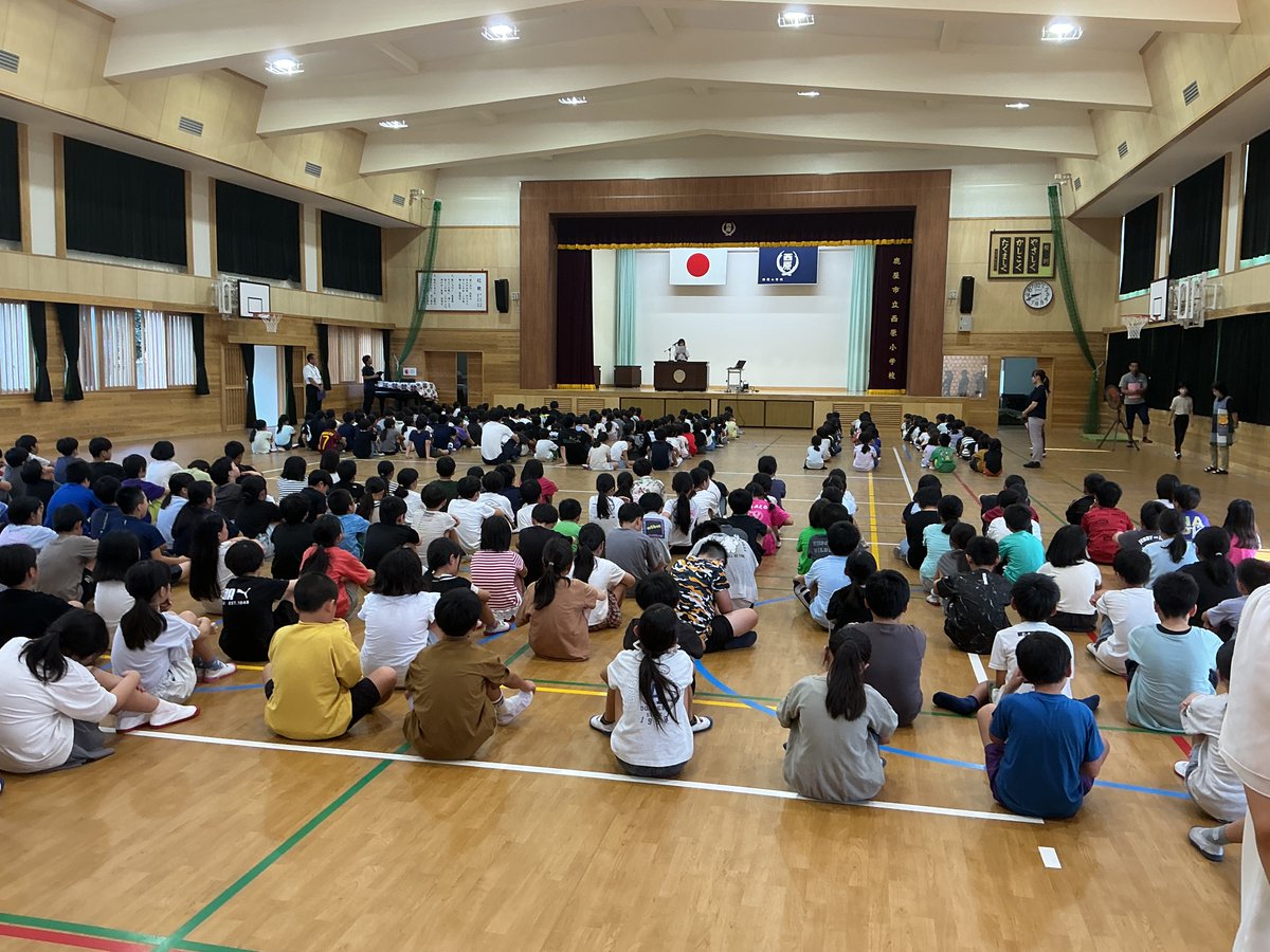 nishihara_esc's tweet photo. 今日は出校日。子供たちの元気な声が久しぶりに学校に響きます。全校朝会は平和学習。先ずは６年生の代表者が「当たり前」に感謝したいと作文を読みました。校長先生からも「何気ない毎日がどれだけ大切か」「学校でも優しい言葉や違いを認めることなどが平和のたねをつくる」とお話がありました。 https://t.co/MKwgH8dAiy