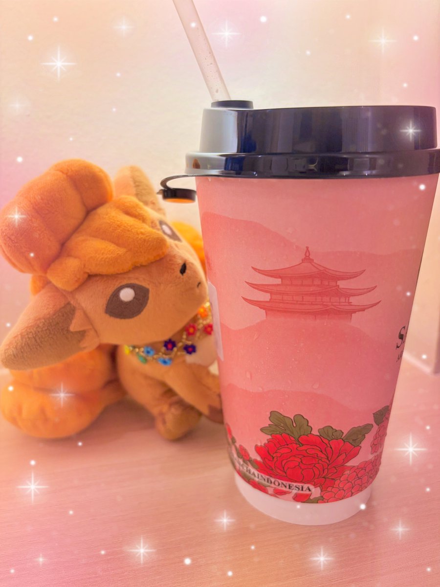 Mariarokon's tweet photo. インドネシアで人気のSANCHA❤︎
ローズミルクティーがおいしすぎたよ🥹🥀♡✨

#sancha #indonesia
#ポケぬい #ぬい活 #ぬい撮り https://t.co/5hlAmdompY