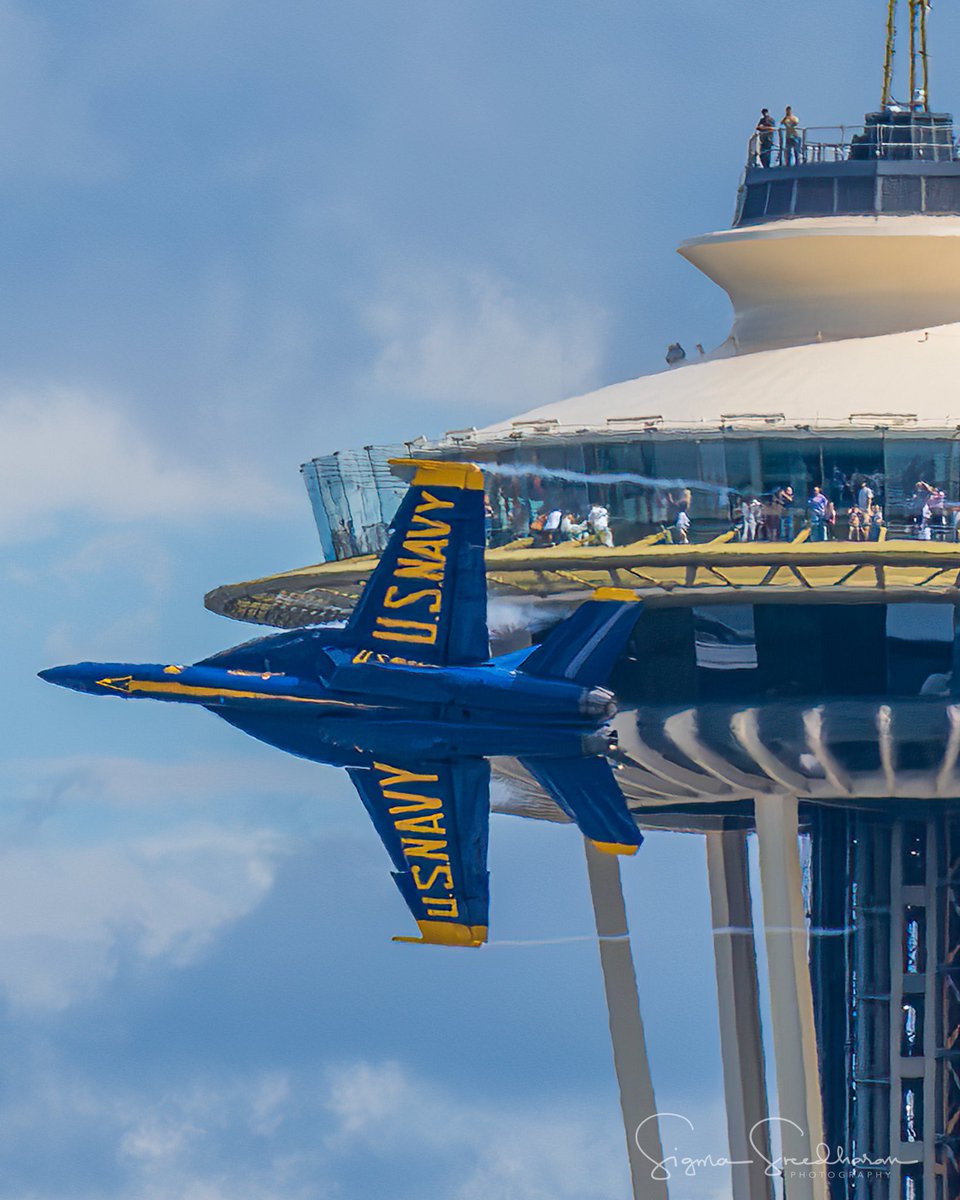sigmas's tweet photo. On the final day of #SeaFair, the pilot of one of the #BlueAngels was kind enough to give us that dream fly by #SpaceNeedle shot. And the sky was so pretty too! I will take it! Good bye Blue Angels, see you next year! #Seattle https://t.co/MdXbakxaty