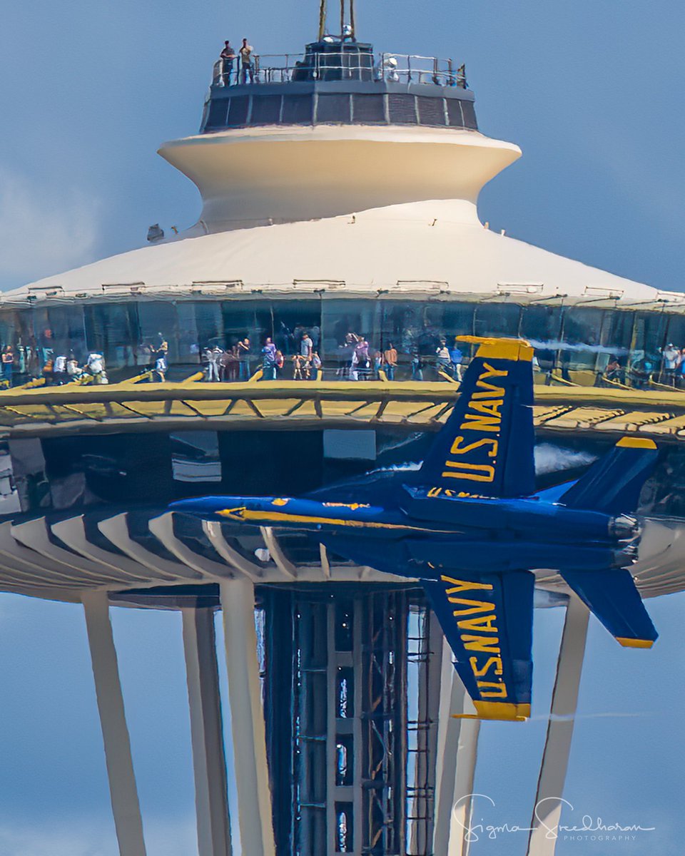 sigmas's tweet photo. On the final day of #SeaFair, the pilot of one of the #BlueAngels was kind enough to give us that dream fly by #SpaceNeedle shot. And the sky was so pretty too! I will take it! Good bye Blue Angels, see you next year! #Seattle https://t.co/MdXbakxaty