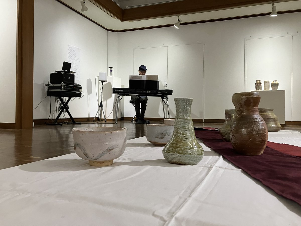 108ma's tweet photo. 7月24日(金)・26日(日)
謎の美術集団 art of T による陶器の展覧会が某ギャラリーにて。その静謐な展示空間にピアノ演奏をコラボレーション。なかなかいい雰囲気になりました。 https://t.co/6GZJLV9AQD
