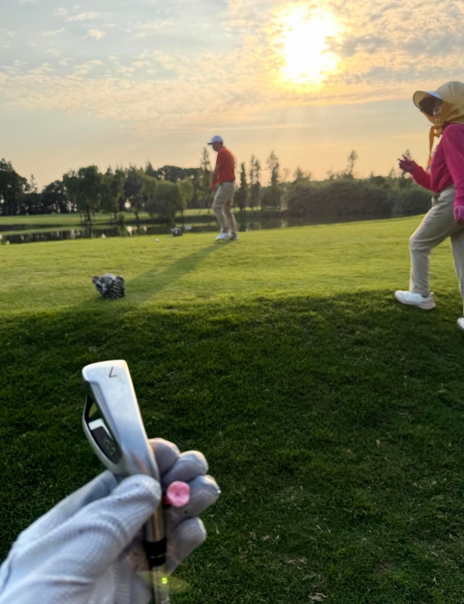 smartbrotherr's tweet photo. A green bathed in the setting sun is the best remedy for a weekend ⛳️ Forget about workrelated import trade data for this moment, focus solely on the trajectory of the little white ball Embracing the sunlightthis is the sense of relaxation that adults yearn for https://t.co/7nxDo0oB5Q