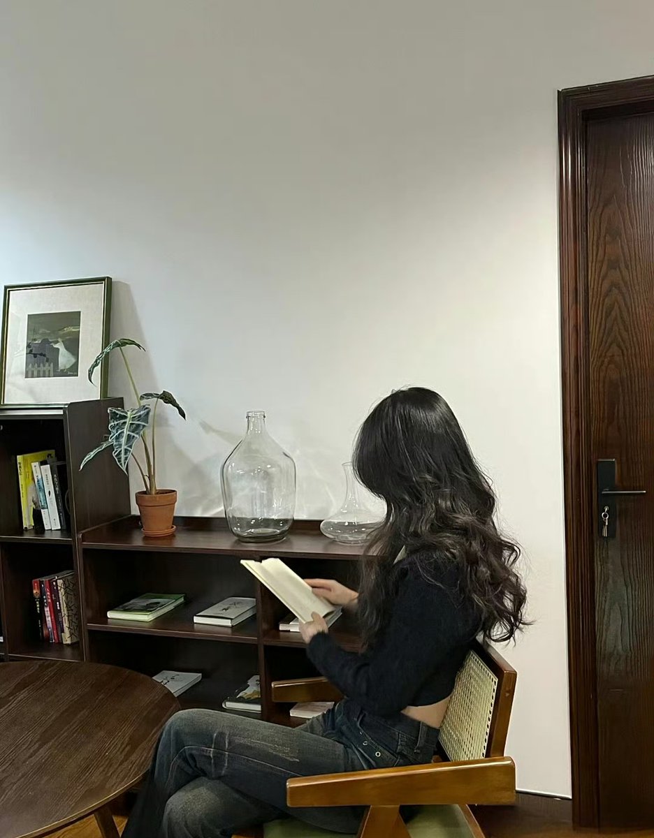 b129116's tweet photo. 刚拖完的地板亮得能照见我踮脚收衣服的样子，风还带着刚晒过的柠檬香。， https://t.co/IRbugFqPbi