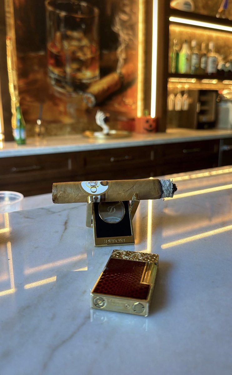 itsmambafx's tweet photo. Guess how much this lighter cost https://t.co/JUbouvIe2M