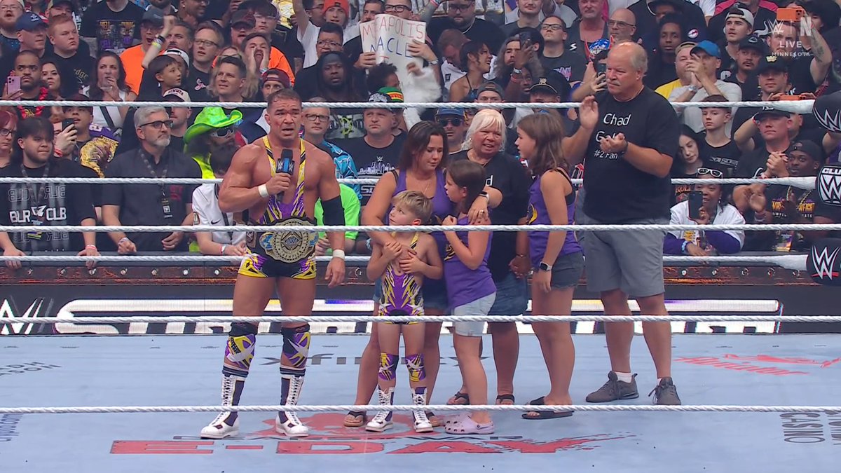 LuigiWrestling's tweet photo. Chad Gable: "Mi nombre es Chad Gable. Nací en Minnesota y crecí aquí. Y esta es mi familia"

COMO EN AAA SISDIDSIDSIISIIDI #SummerSlam https://t.co/5OJVG4NV7b