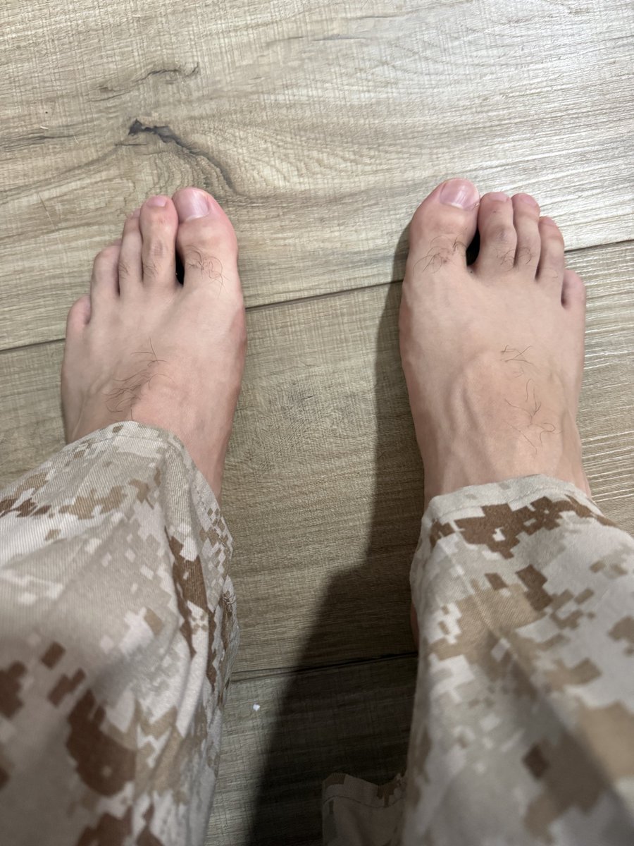 DLmilbro's tweet photo. After a long day of work and on my feet. DM for custom 🦶 pics 🤫#feetfetısh #feetworshi̇p #footfetısh #footjob #gay #nsfw https://t.co/bPxNOzvCFm