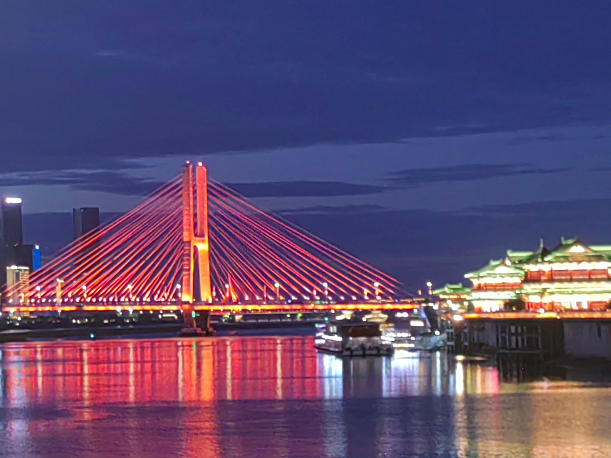 navyleehjl's tweet photo. The beauty of China lies not only in nature and ancient architecture, but also in charming urban night lighting.
中国之美,不只藏于山水古建,亦闪耀在城市流光夜色之中。
#ChineseBeauty #CityNightscape #ArchitectureLovers https://t.co/RaaF3hMijK