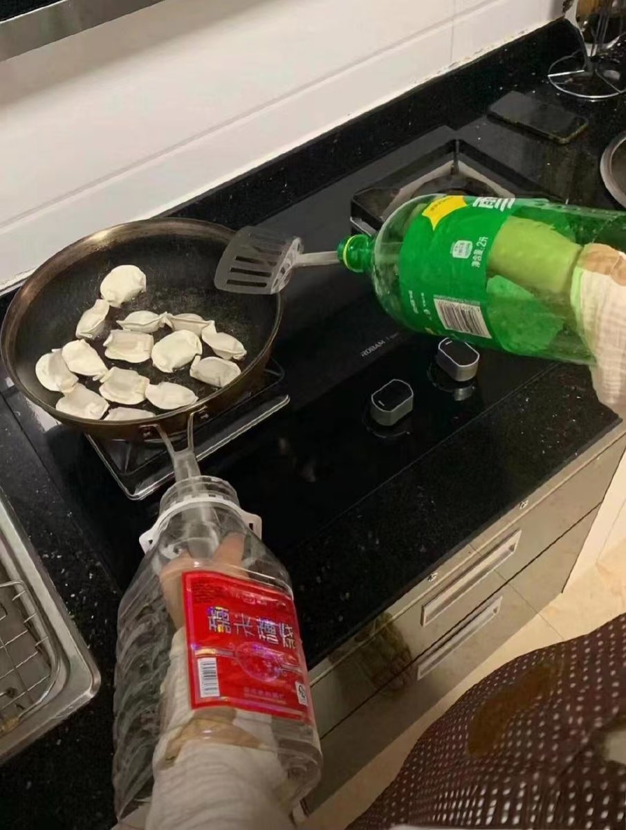 Serenaxilx's tweet photo. 空矿泉水瓶别扔！剪三分之一装上门把手挂钩，挂钥匙口罩超省空间～ https://t.co/1Vf9SPmHga