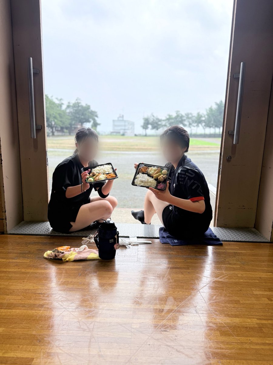 NT_VGC's tweet photo. 合宿2日目。午前��午後・夜の三部練でした。楽しみながらトレーニングをしたり，コーチにアドバイスを受けて考えながら体を動かすこともできました。午後からはOG6名が参加をしてくれました。「キャッチボイスを徹底する」ことを意識して3日目以降もがんばります！ https://t.co/BiuZf3dSsb