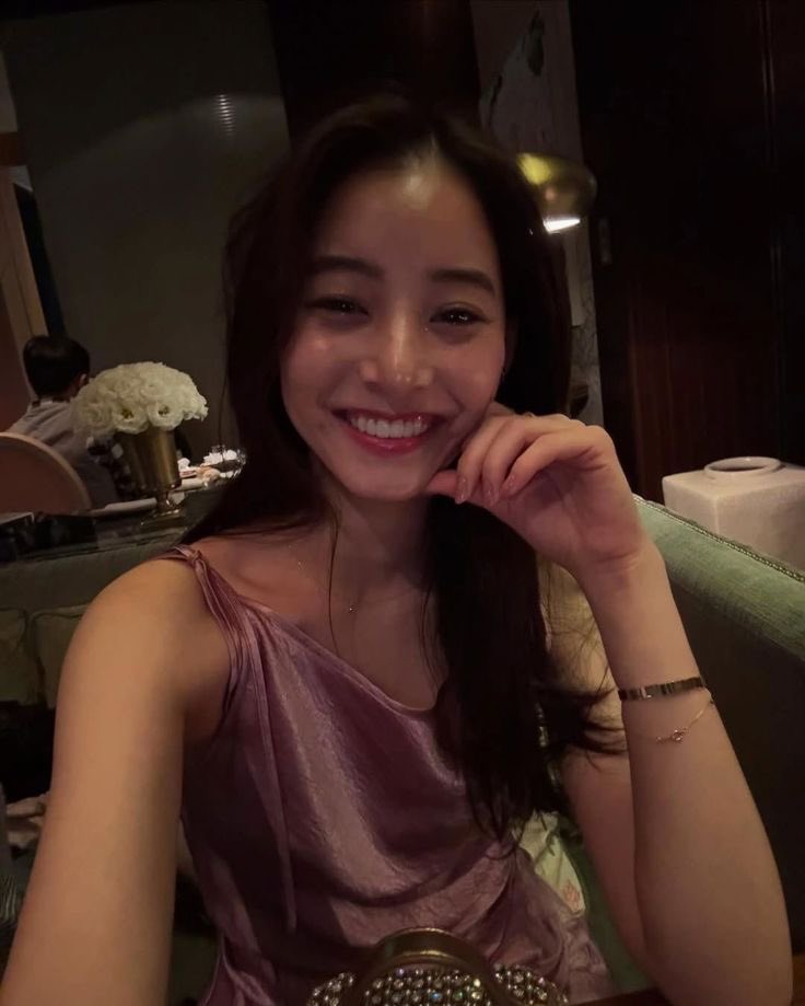 hooq_ch's tweet photo. すましてると息を呑むくらいの美人なのに笑ったらこんなに可愛くなる新木優子はどんでもないです。 https://t.co/1H6adFJ4c3