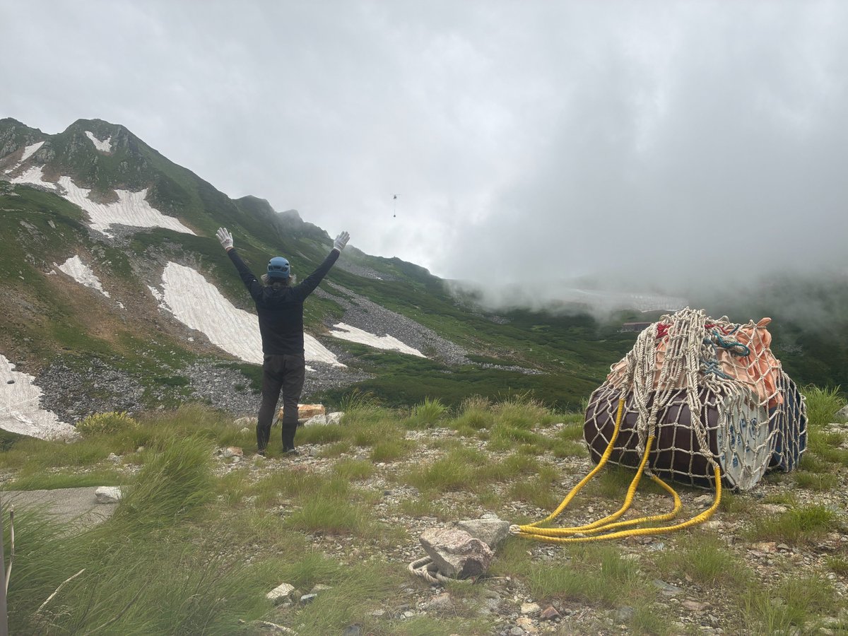 bunazaka6's tweet photo. 【荷上げの実施】
8月開催の登山リーダー夏山研修会に向け、夏山前進基地への物資の荷上げを行いました。
ここ数日、剱岳周辺では悪天候が続き、低体温症の危険性が高い状況となっておりました。登山の際は、雨具や防寒着等を携行し、天候や体調に応じた無理のない登山を心がけましょう！

#国立登山研修所 #安全登山