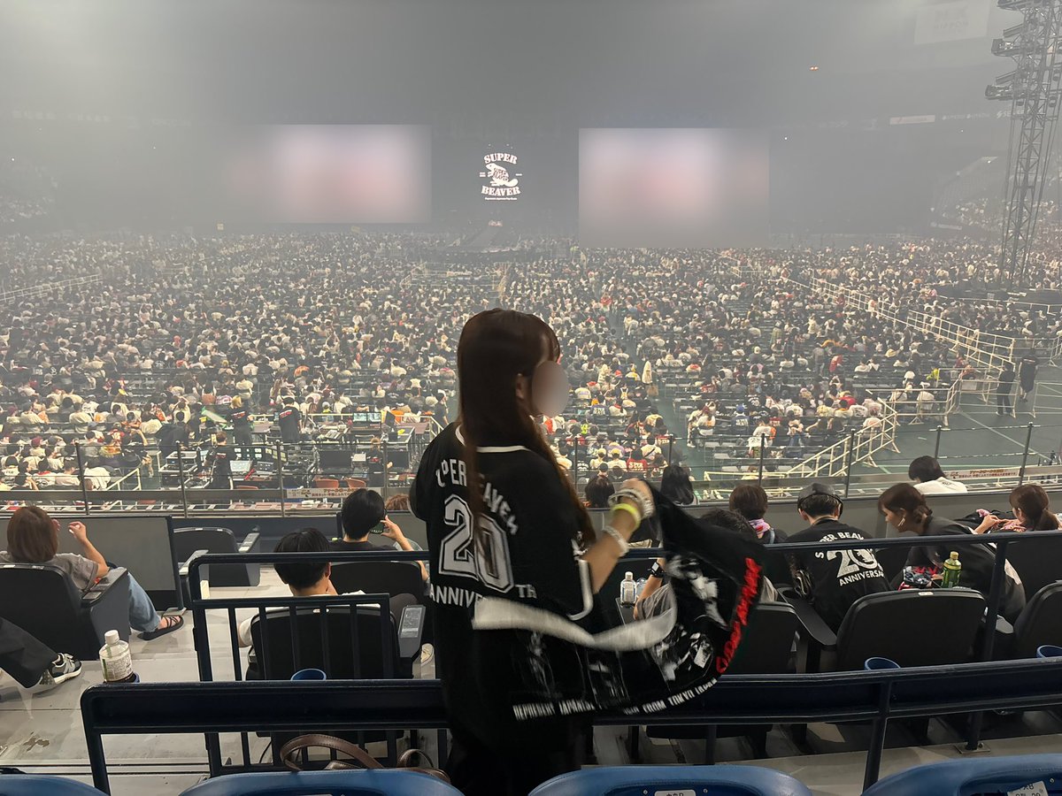 sb_at_dc65's tweet photo. 私に付き合って大阪まできてくれた友達が、
一曲目から歌詞を見て泣いていたのが
今日のハイライト🥲

ステージ全体を真正面から見れる良席で
5万人と音楽できて、
本当に本当にシアワセでした🔥

次は東京で！！！👊

#SUPERBEAVER https://t.co/ITrRgkXHWP