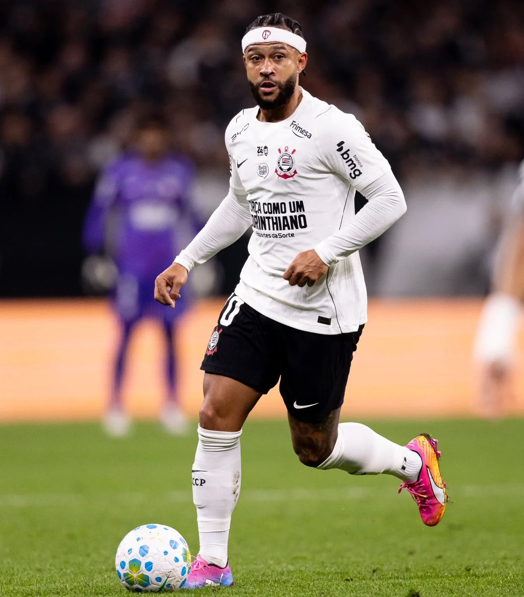 futebol_info's tweet photo. ⚠️ Segundo apuração da @gazetaesportiva, essas foram as exigências de Memphis Depay para renovar com o Corinthians por mais 2 anos:

• Camarote na Neo Química Arena. O clube aceitou.

• Liberação da Arena em 2 dias para eventos dele, e que 50% das receitas desses eventos sejam destinadas ao seu estafe. O Corinthians aceitou.

• Uma parte da premiação do Corinthians em caso de título na Copa do Mundo de Clubes de 2029, mesmo que ele não faça mais parte do elenco. Na visão do atacante, ele merecia a bonificação pois participaria da reconstrução do clube. O Corinthians recusou.

PRINCIPAL DIVERGÊNCIA
O principal entrave está nas bonificações. No contrato atual, Depay recebe R$ 4,7 milhões por cada título. No novo contrato, ele quer 20% da premiação de cada conquista. O Corinthians recusou.

O Timão sugeriu que, para ter direito a bônus por título, Depay precisará disputar pelo menos 50% dos jogos e estando em campo, no mínimo, por 45 minutos em cada um. As conversas estão em andamento.

VALORES
O contrato prevê R$ 70 milhões em salários, luvas e direitos de imagem, distribuídos ao longo de duas temporadas. No entanto, o montante chegará a R$ 84 milhões. Isso porque o Corinthians se comprometeu a gerar R$ 14 milhões em receitas de marketing relacionadas ao holandês. Caso o Timão arrecade um valor superior a essa quantia, o excedente será dividido da seguinte forma: 80% para Depay e 20% para o Corinthians.

O acordo também prevê um auxílio de R$ 250 mil.

O Corinthians espera que todas as arestas sejam aparadas e que o negócio seja fechado em 4 ou 5 dias. Até lá, Depay segue de férias e sem data para voltar ao Brasil.

🗞️ @gazetaesportiva 
📸 Rodrigo Coca/SCCP