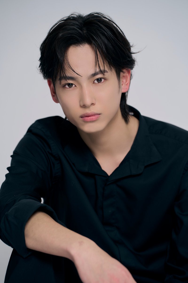 THE_TRUE_PIECE's tweet photo. ＼ 最終出演者発表&グッズ販売決定 ／
「THE TRUE PIECE Ⅱ」🕵️‍♂️＜#トゥルピ

❏ 追加発表CAST
#有薗莞爾（8/5(水)・8/12(水)公演）

❏ 公演公式グッズ🛍️
第2弾のメインキャストである #DXTEEN の
ビジュアルが使用されたグッズ
3アイテムの販売が決定！

🧩公演パンフレット
🧩パズルアクリルキーホルダー
🧩ステッカーセット

❏ DXTEEN出演回での”抽選会” 参加方法のご案内
非売品のサイン入りポスターが当たる
”抽選会”を実施します！
観劇公演の開演前にお申し込みが必要となりますので
ご注意ください💁‍♀️

台本なしの【アドリブ謎解き劇】
🎫 全公演チケット一般発売中！
https://t.co/241I3G0hAt

🗓️8/5(水)〜8/12(水)
📍劇場：THEATRE1010
https://t.co/UMl5wkXjcO
━━━━━━━━━━━━

【プレイヤー】
🏴‍☠️8.5(水)18時公演『パイレーツ オブ ライアー』
大久保波留／田中笑太郎／平本健　(DXTEEN)
kyohey(T.N.T)／有薗莞爾

💘8.6(木)13時公演『恋愛殺人』
竹内黎／冨田侑暉／齋木春空　(龍宮城)
前出燿志／⻑﨑⼤晟

💘8.6(木)18時公演『恋愛殺人』
西田至／米尾賢人／伊藤圭吾／佐藤海音　(龍宮城)
⼩野寺晃良

🏴‍☠️8.7(金)13時公演『パイレーツ オブ ライアー』
谷口太一／寺尾香信／福田歩汰　(DXTEEN)
中川将平／RAY　(UNiFY)

💘8.7(金)18時公演『恋愛殺人』
大久保波留／谷口太一／平本健　(DXTEEN)
中川将平／RAY　(UNiFY)

💘8.8(土)13時公演『恋愛殺人』
田中笑太郎／寺尾香信／福田歩汰　(DXTEEN)
雨宮大晟(UNiFY)／⽯橋遼⼤(四千頭⾝)

🥷8.8(土)18時公演『忍びの目にも涙』
大久保波留／谷口太一／寺尾香信　(DXTEEN)
雨宮大晟(UNiFY)／⽯橋遼⼤(四千頭⾝)

💘8.10(月)13時公演『恋愛殺人』
岩橋玄樹
口笛なるお／馬場良馬／佐藤瑠雅／藤田ハル

🥷8.10(月)18時公演『忍びの目にも涙』
岩橋玄樹
口笛なるお／馬場良馬／佐藤瑠雅／藤田ハル

🥷8.11(月)13時公演『忍びの目にも涙』
田中笑太郎／平本健／福田歩汰　(DXTEEN)
内海太一／松岡拳紀介

🏫8.11(火)18時公演『部活ロワイヤル』
谷口太一／平本健／福田歩汰　(DXTEEN)
内海太一／松岡拳紀介

🏫8.12(水)13時公演『部活ロワイヤル』
大久保波留／田中笑太郎／寺尾香信
kyohey(T.N.T)／有薗莞爾

【GM（ゲームマスター）】
松田大輔

【NPC（ノンプレイヤーキャラクター）】
加藤凛太郎