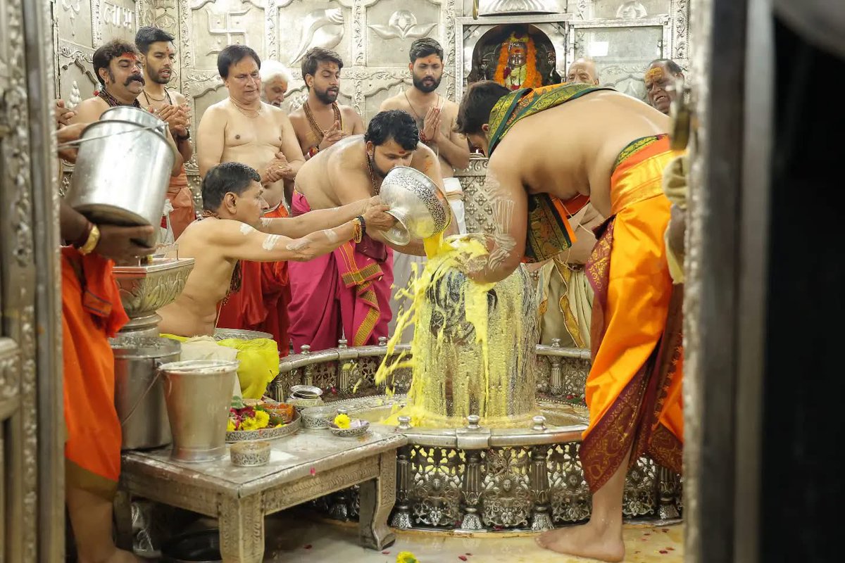 ujjain_live's tweet photo. प्रथम सावन सोमवार की सभी भक्तों को हार्दिक शुभकामनाएँ 
हर हर महादेव 🙏🏻

#mahakal #ujjain https://t.co/ngjrvBkuKz