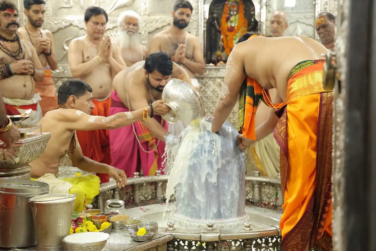 ujjain_live's tweet photo. प्रथम सावन सोमवार की सभी भक्तों को हार्दिक शुभकामनाएँ 
हर हर महादेव 🙏🏻

#mahakal #ujjain https://t.co/ngjrvBkuKz