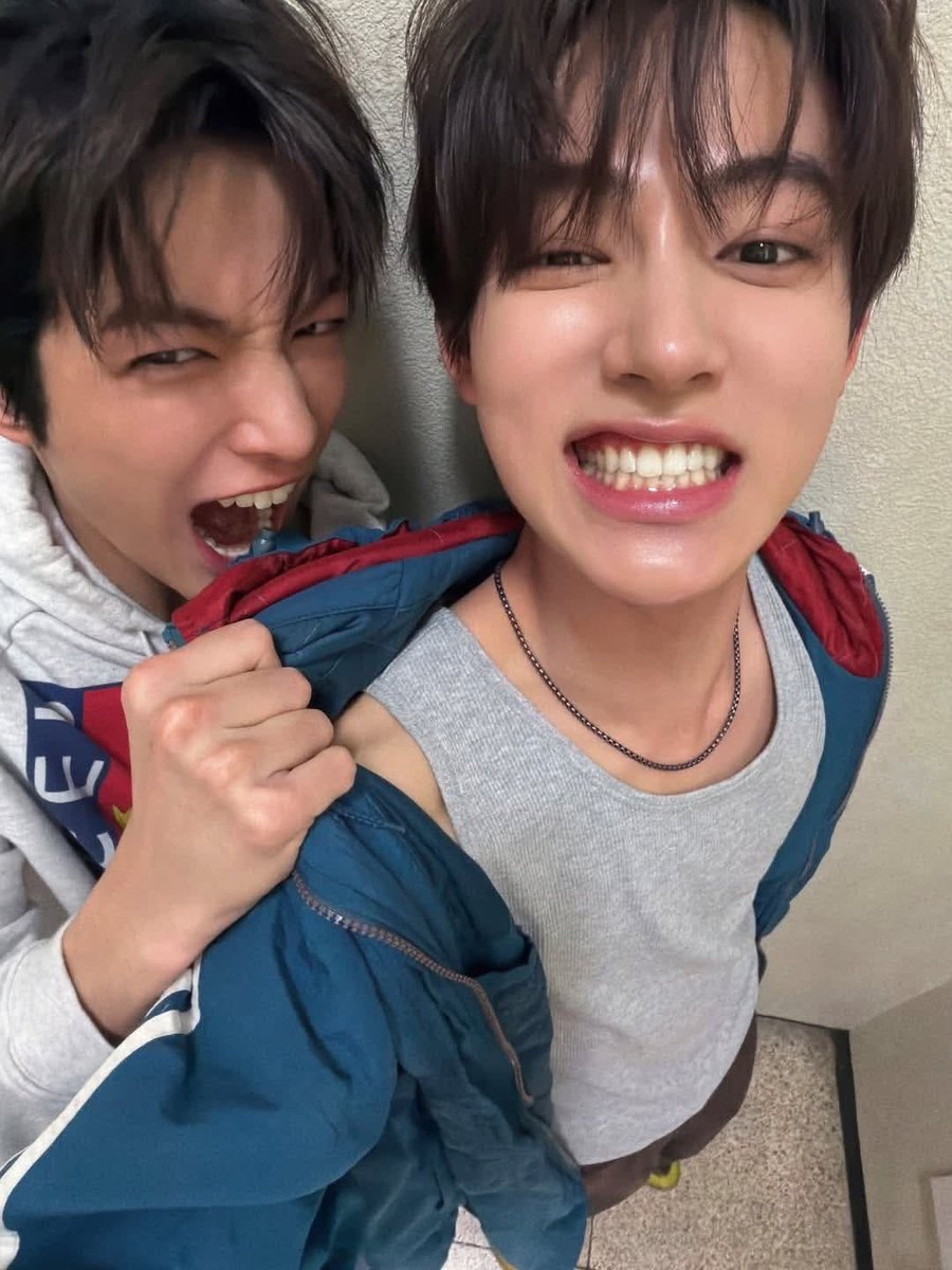 etinyme's tweet photo. #hyeonkeon &amp; #jakeon 

hyeonkeon au few tweets!

ignore time stamps

(keano mau ikut abangnya jastipan, sena gabisa ikut dan rewel) https://t.co/cA5ZZeTOF9