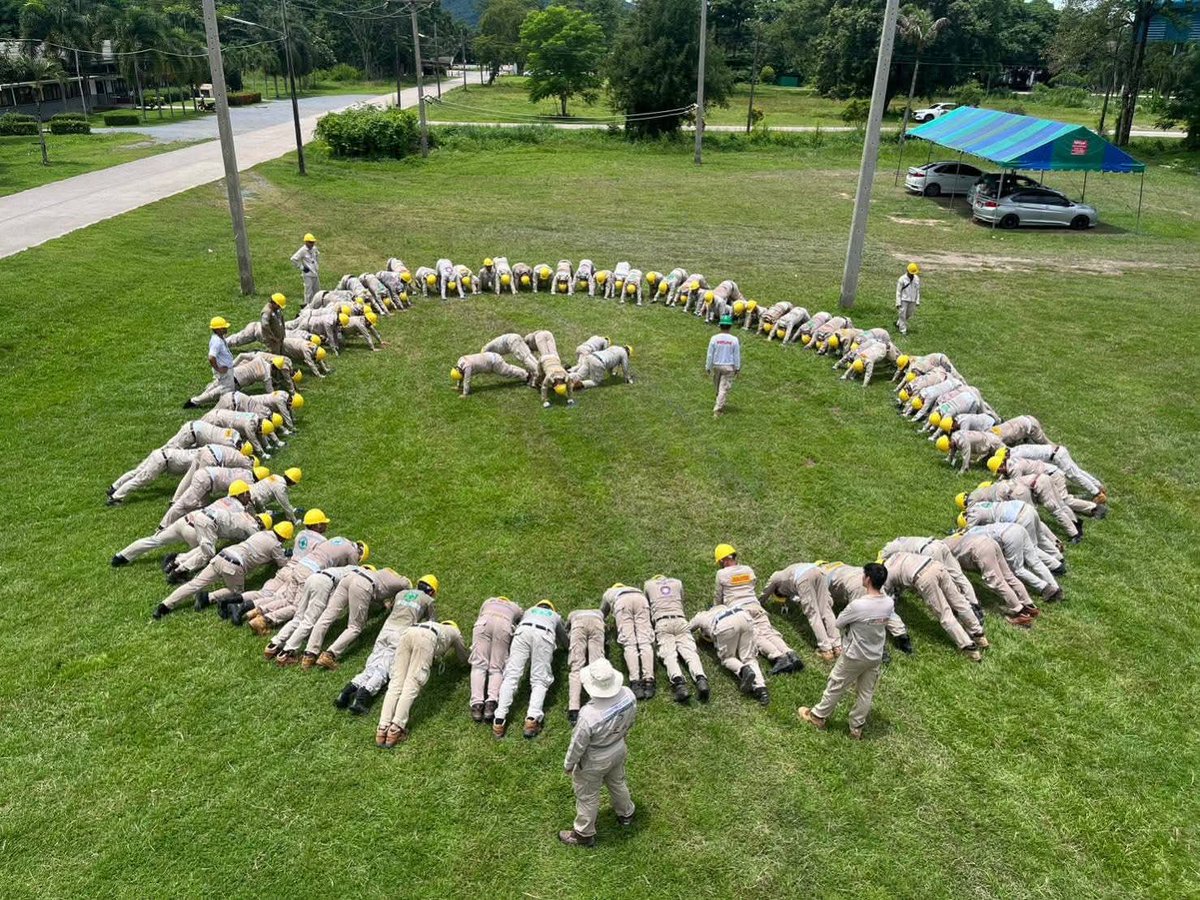 zsar14940693's tweet photo. ภรรยาขอความเป็นธรรมให้สามี เมื่อ กฟภ. นำทีมไปฝุกที่ ค่าย จปร.นครนายก (ตามภาพ) ฝึกกลางแดด อยู่นาน แล้วสามีวูบ แต่ไม่มีหน่วยพยาบาลดูแล พอพักได้สักพักนึง ผู้ฝึกให้มาฝึกต่อจนวูบครั้งที่2 ไม่พาไป รพ. จนมีเลือดซึมออกในสมองต้องผ่าตัด 
ปัจจุบัน จะครบ 3 ปีแล้ว สามีทำงานไม่ได้ ไร้การดูแล จึงอยากเรียกร้องความรับผิดชอบ

รอเป็นกระแสดัง และรอการชี้แจงจาก ต้นสังกัดว่าเกิดอะไรขึ้น
#กฟภ
#โหนกระแส
