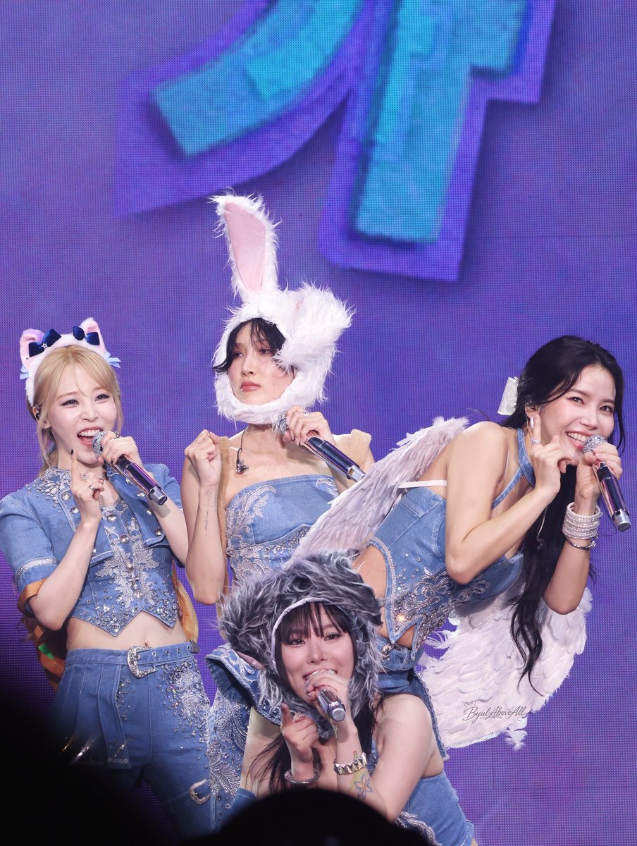 ByulAboveAll's tweet photo. 260619 MAMAMOO [4WARD] 
Concert in Seoul Day 1

🌻🌷🪻🌹Olny 4 Flowers 

#마마무 #MAMAMOO https://t.co/yb66C5bumU