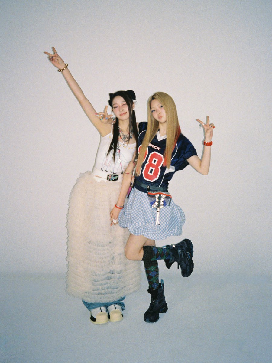 TUIDE_official's tweet photo. 📸 behind the scenes #SEOHEE #JIA

TUIDE The 1st EP [TUNE &amp; PLAY]
2026.08.24 6PM (KST) / 5AM (ET)

#TUIDE #튜이드
#TUNEnPLAY https://t.co/k7uiCH0kDp
