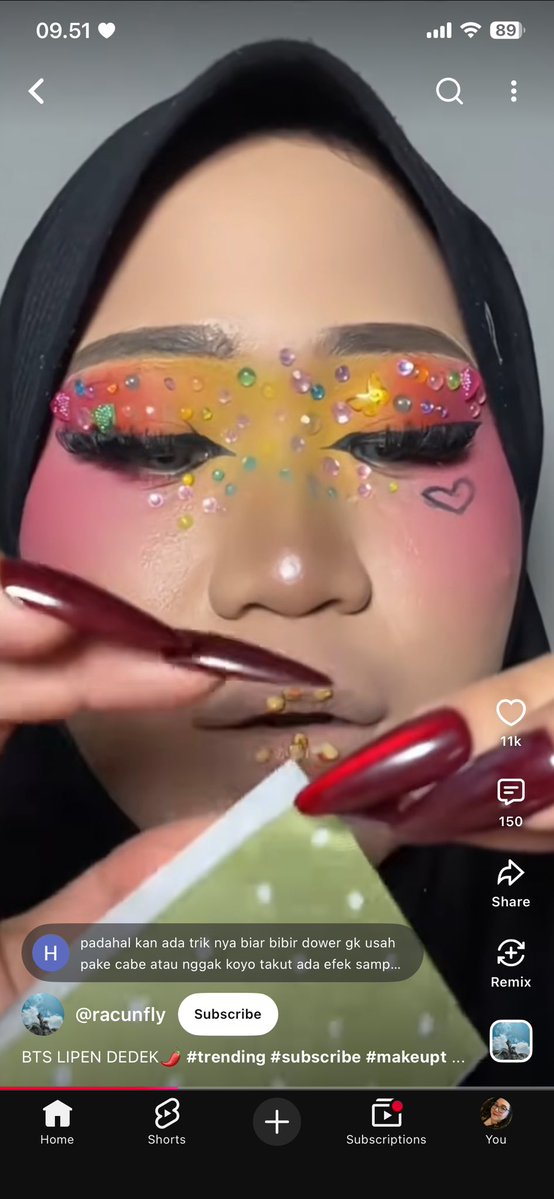 womanfeeds_id's tweet photo. {mu} biar plump pake koyo cabe di bibir😭😭😭😭 padahal pake botol yakult bisa😭 https://t.co/V2xMV66Ra7