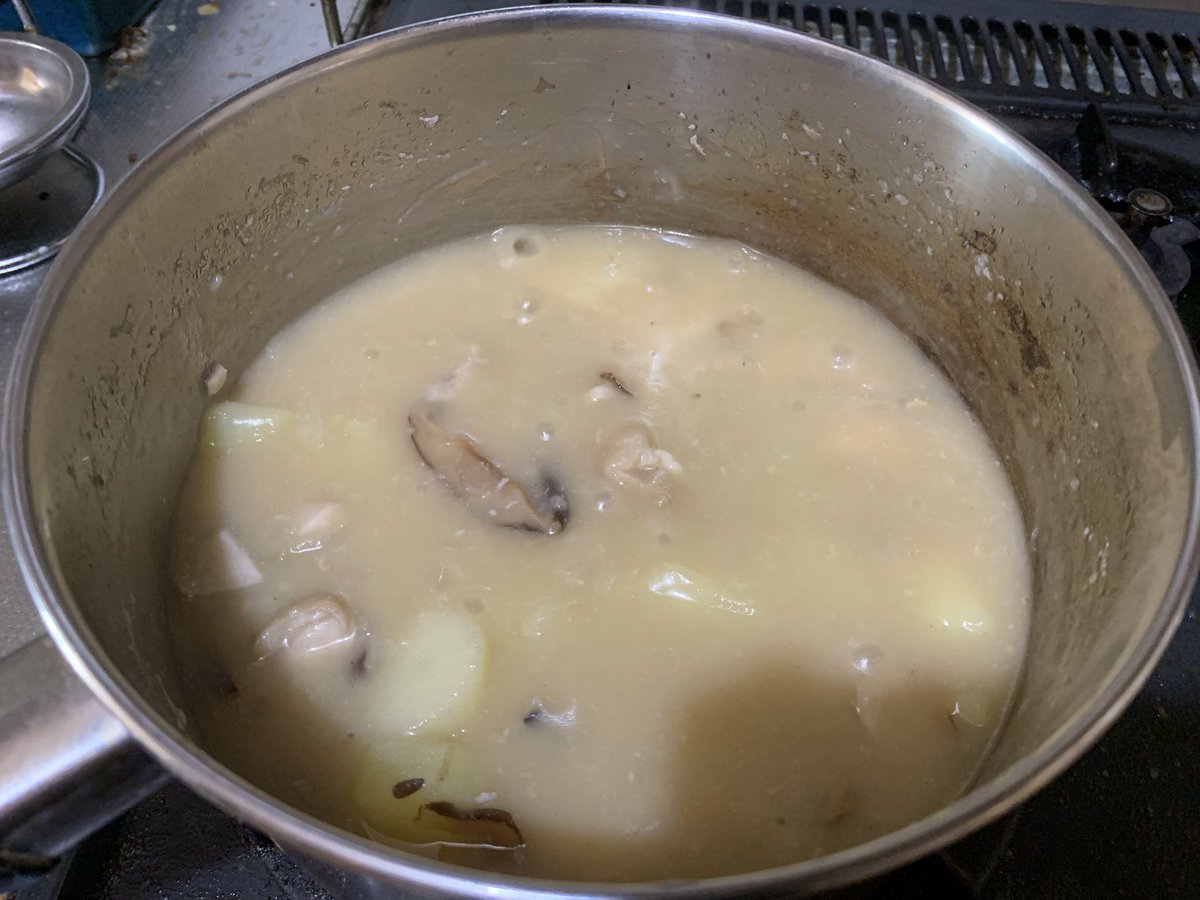 pikububa02's tweet photo. 今日はクリームシチュー🐓🧅🥔🍄
丼にしてニンニクパウダーと醤油をかけて食べる https://t.co/pL8RDk6gyC