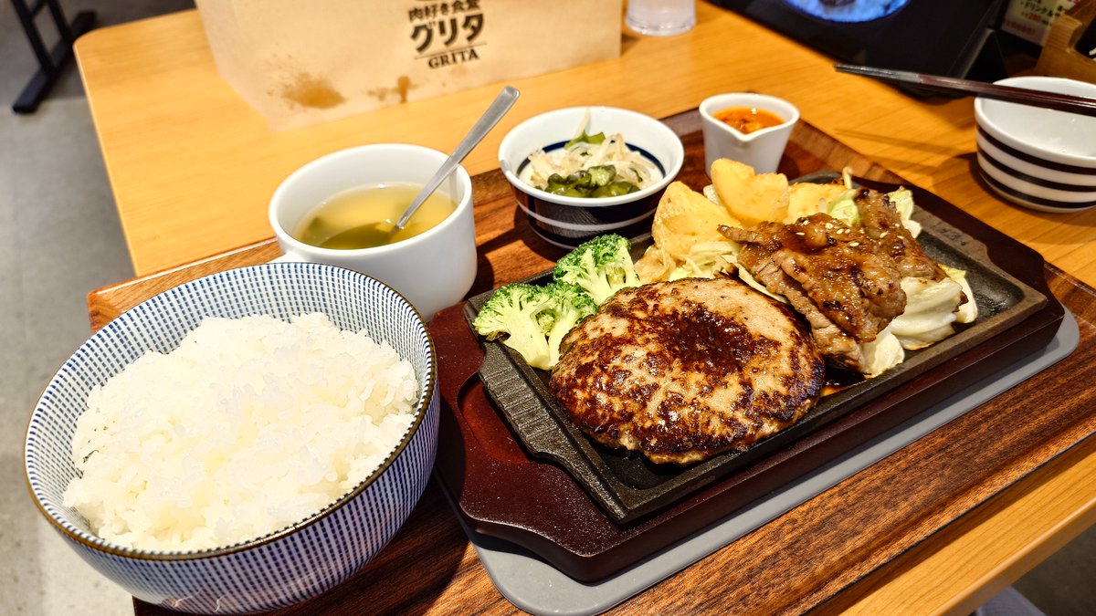 kokou_chiba's tweet photo. JR稲毛駅前に7/16オープン「肉好き食堂グリタ」ハンバーグを始め肉料理盛り沢山な同店、頂いたのはグリタハンバーグ＆黒毛和牛カルビ😋🥩

3種の選べるソースで頂くジューシーなハンバーグに下味バッチリなカルビ、野菜も共に味わえ肉好きなら大満足な1食を堪能😍💕

https://t.co/jYZwdvrefL https://t.co/b0GF9MnFy6