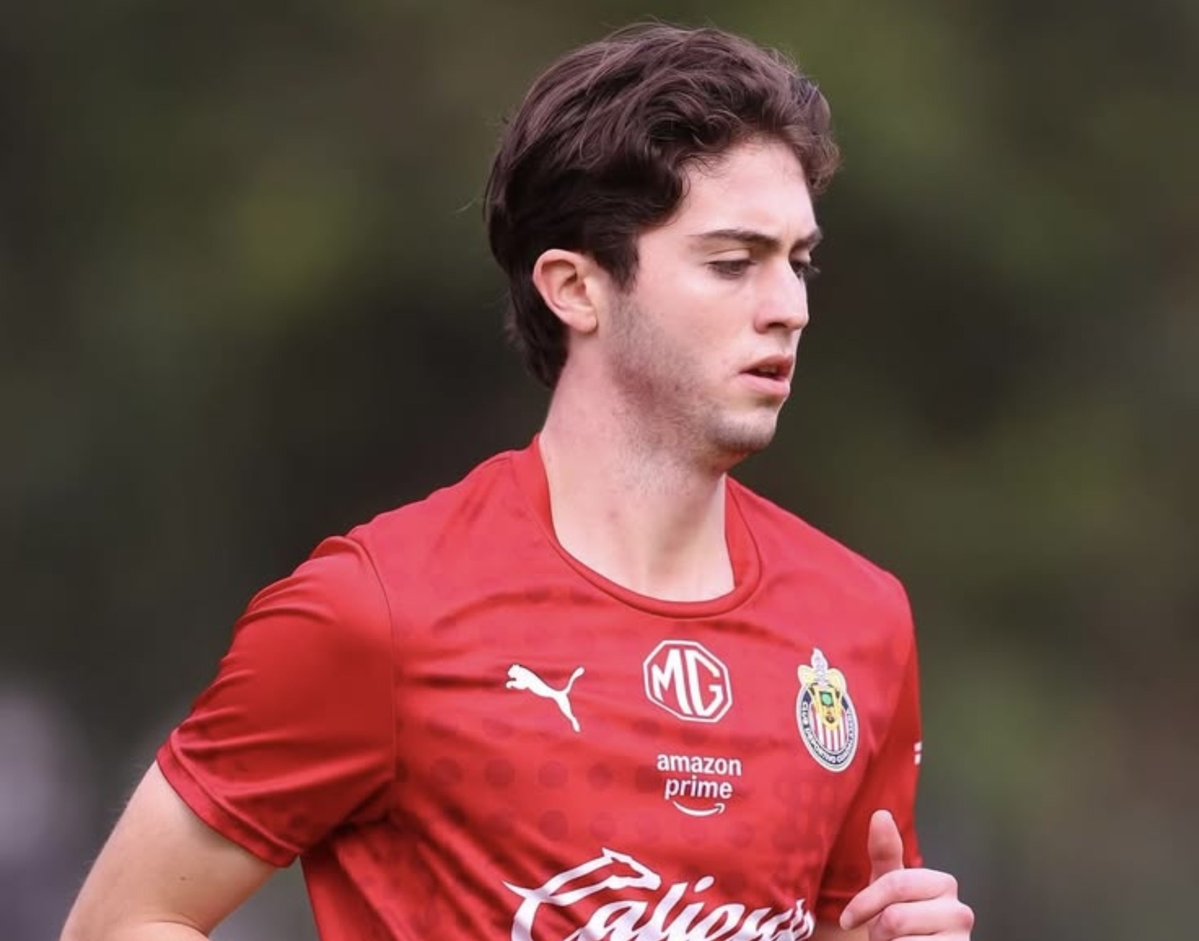 bg11archive's tweet photo. el azul le queda bien pero el rojo es SU color https://t.co/wgWCHOURv9