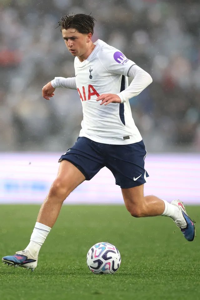 Tottencausa's tweet photo. FC Koln tiene conversaciones avanzadas con el Tottenham para el préstamo de Mikey Moore. 🌟🏴󠁧󠁢󠁥󠁮󠁧󠁿

Muchos clubes interesados pero todo indica que el jugador está preparado para irse cedido a Alemania. 

@FabrizioRomano [🥇] https://t.co/zs7aFOLGTu