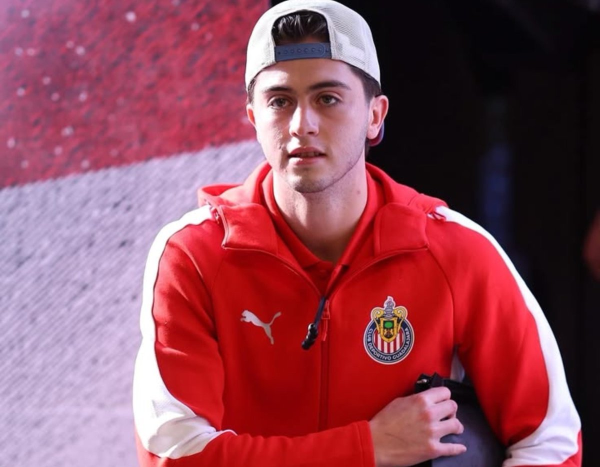 bg11archive's tweet photo. el azul le queda bien pero el rojo es SU color https://t.co/wgWCHOURv9