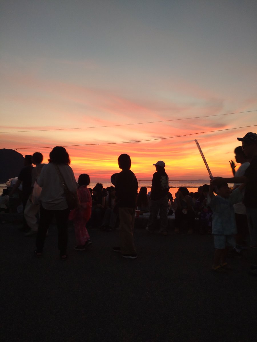 umemememe4's tweet photo. 昨日は地元でお祭りがありました。

子供の頃は親と来て高校時代は当時の彼女と来て、そして20年後には子どもと来て。

なんと言うか夕日を見ながら時間は早いなぁと感じました😊

バタバタしながらもこんな時間は大事ですね！😁 https://t.co/XlMUbs89bL