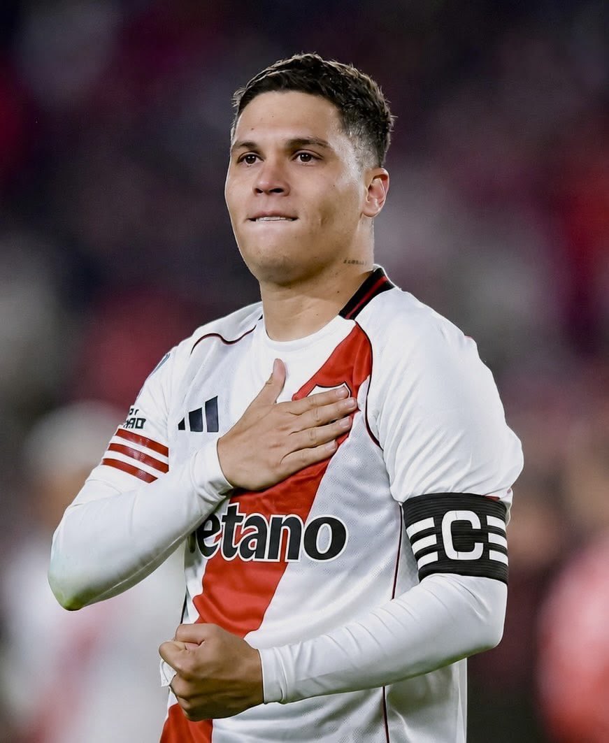 novaro__'s tweet photo. Después de ver este partido contra Rosario Central, queda más claro que nunca la falta que le hace Quintero a este River.

El equipo terminó abusando de los centros durante todo el segundo tiempo, pero ninguno con la calidad, la pausa y la precisión que te daba Juanfer. En las pelotas paradas pasó lo mismo: córners y tiros libres ejecutados por Colidio, cuando antes tenías a un especialista capaz de poner la pelota donde quería.

River extraña a un futbolista que piense un segundo antes que el resto, que filtre pases, cambie el ritmo y resuelva partidos con un toque. Es difícil entender cómo dejaron ir a un jugador con esas características cuando el equipo, justamente, carece de creatividad y generación de juego.