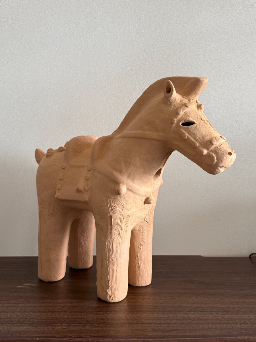 Sora_Sakurai's tweet photo. 誕生日に､スタッフから馬のはにわをいただきました!
スゴいチョイスだけど､はにわスキーであることをツイートしていたからのようで｡
美術館､博物館巡りスキーでもある私は､先日たまたま千葉の博物館で実物を見ていました… https://t.co/pz9AYqimhY