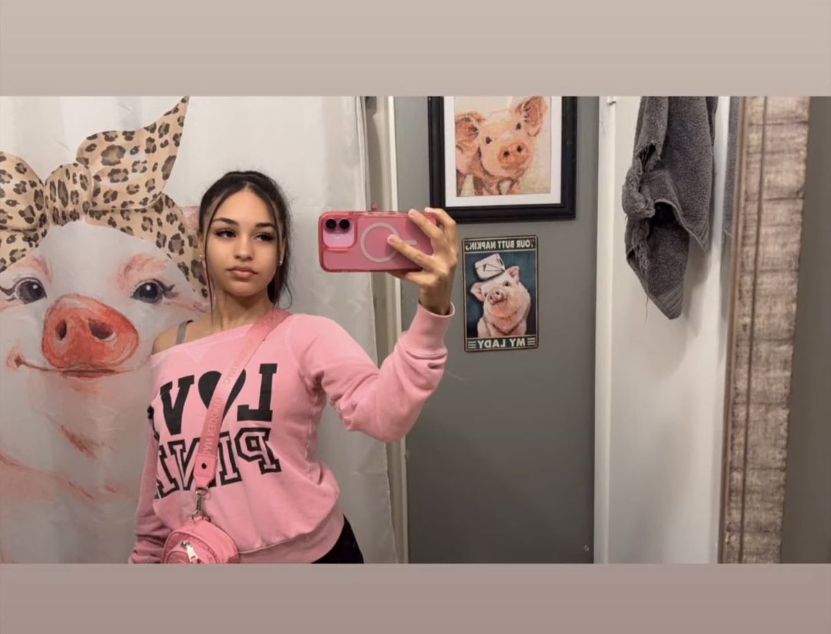 munnimaee's tweet photo. Heyyy I’m selling content my snap is @munnimo I’m 19 years old , I offer premade vids calls gfe customs videos etc cum let me drain you 😩🙄 #selling #buying #sellingcontent #buyingcontent #findom #feet https://t.co/QRDrbMt3kG