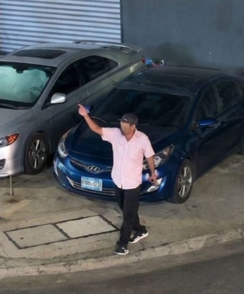 SivarNewsSV's tweet photo. 🔴 MULTAN CON $900 A HOMBRE POR COBRAR PARQUEO EN LOS ALREDEDORES DE SIVARLAND

🚔 Un hombre fue sancionado con una multa de $900 por cobrar de forma ilegal por ofrecer espacios de parqueo en las inmediaciones de SivarLand, informó la Alcaldía de San Salvador Centro.

📹 De acuerdo con las autoridades, el sujeto fue detectado mediante el sistema de videovigilancia de Sivar Seguro y, pese a las advertencias, continuó realizando el cobro.

⚠️ El CAM reiteró que existe una prohibición estricta contra esta práctica y advirtió que, dependiendo de las circunstancias, estos hechos podrían ser considerados como un delito de extorsión.