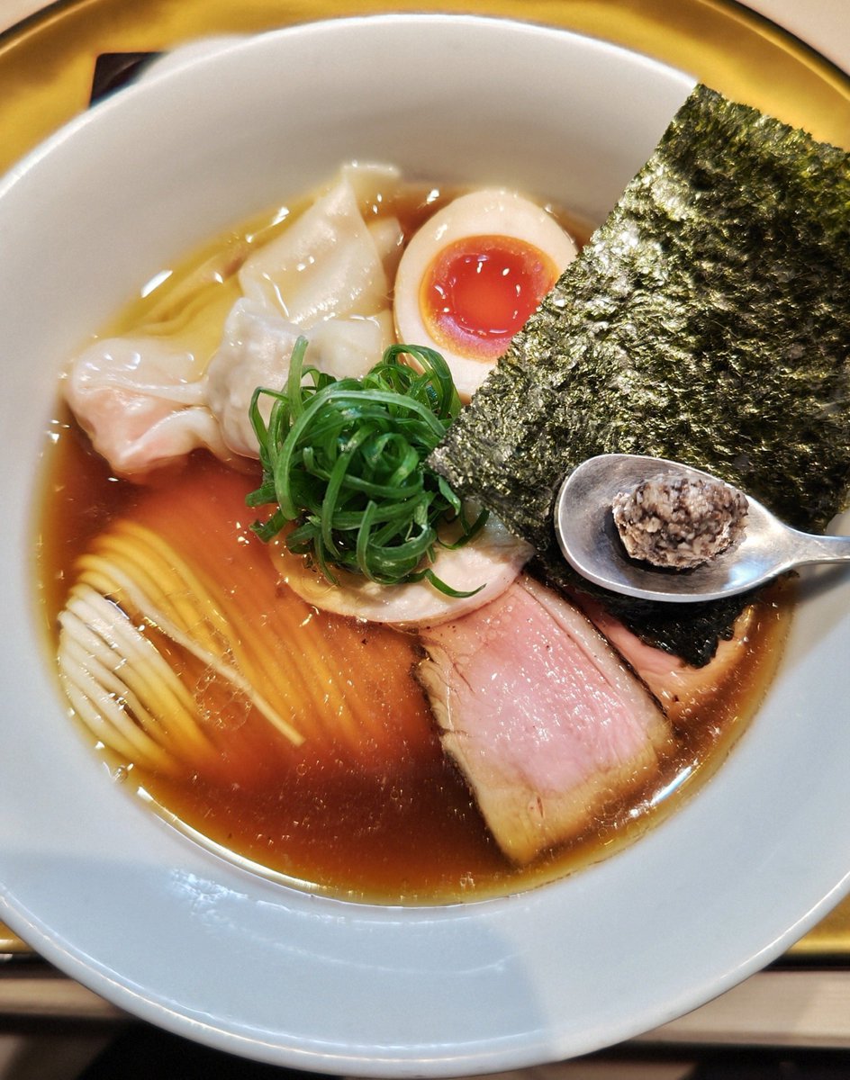 jun00jun11's tweet photo. 六本木駅
入鹿TOKYO 六本木🍜✨✨
ポルチーニ醤油らぁ麺 特製🎵🎵
めちゃうまでしたー👍💯✨ https://t.co/WAb13jRbXE