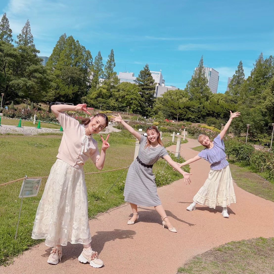 oskrevue's tweet photo. 8月になりました🌻🍉
学生さんは夏休みですね🗓️
大人の皆様は、日々お勤めご苦労様でございます🙇‍♂️
PS知颯チームも毎日お稽古に励んでおります！！
初日まであと少し…！！
頑張るぞ〜！！🔥

メンバー紹介もラストとなりました✨
#真織ひな です🐣
私の一期下の下級生になります(95期)
弾けるようなダンスが魅力的で、いつも稽古場をパーッと明るくしてくれます！！
今回の2部でもその持ち前の明るさを活かした、お役を演じます👓
お楽しみに〜💓

by  #知颯かなで 🐶

#OSK日本歌劇団
#PreciousStones
#夏休みは心斎橋へGO