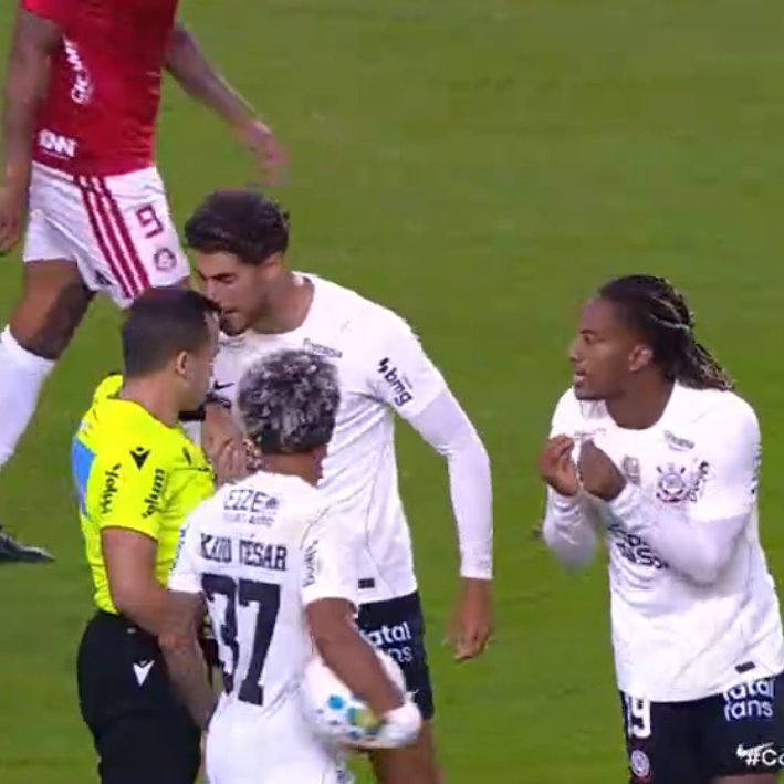 joaofrreire's tweet photo. Ué.

Eu achei que só o Palmeiras que pressionava o juiz.

Pedro Raul, do Corinthians, quase beijou o árbitro. https://t.co/zc3ZYzbVlb