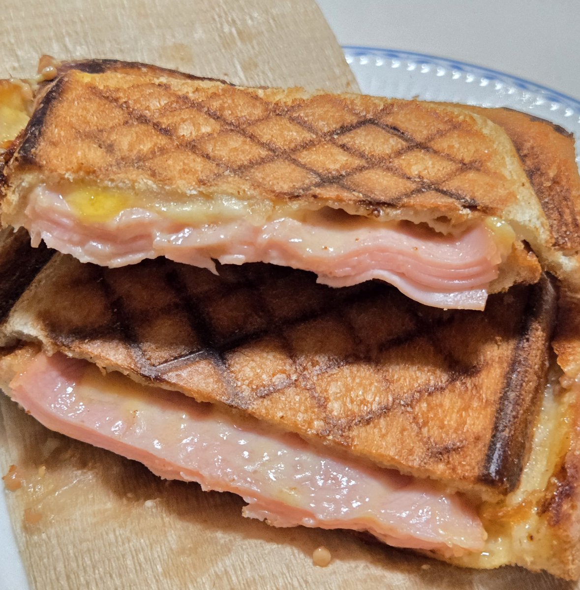 Melogoldsilver's tweet photo. 朝食
🥪はナチュラルチーズを何種かいくつか冷凍のままを挟んだので完全にとかすため、弱火で長めに焼いた。かなりサクサクになりました

クロワッサン、ビエノワと
食パンは別パン屋さんのもの
とジャンポールエヴァンのケーキ、わたしはベネズエラ2個。余裕で食べれるが倒れて汚くなりました https://t.co/WrHnUkUacp