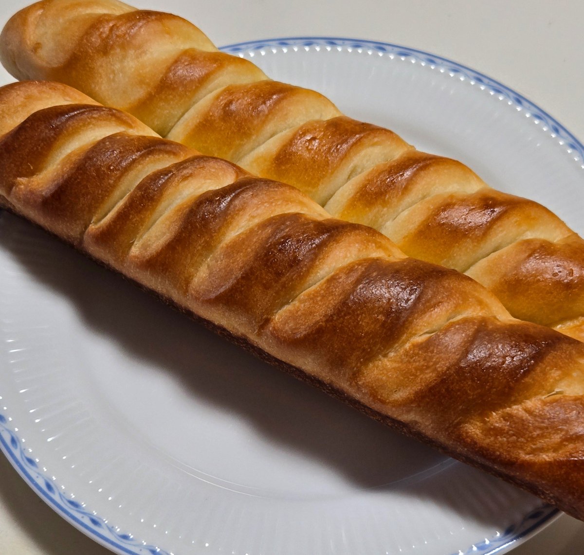 Melogoldsilver's tweet photo. 朝食
🥪はナチュラルチーズを何種かいくつか冷凍のままを挟んだので完全にとかすため、弱火で長めに焼いた。かなりサクサクになりました

クロワッサン、ビエノワと
食パンは別パン屋さんのもの
とジャンポールエヴァンのケーキ、わたしはベネズエラ2個。余裕で食べれるが倒れて汚くなりました https://t.co/WrHnUkUacp