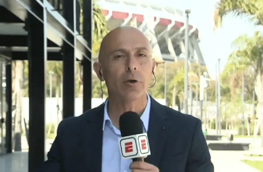 criticoycitrico's tweet photo. "Es mentira que se cantó en contra de la dirigencia. Sucede que a muchos hinchas les picaba el brazo y entonces cantaron "La comezón, la comezón, se va a la puta que lo parió". https://t.co/it2tOdUwML