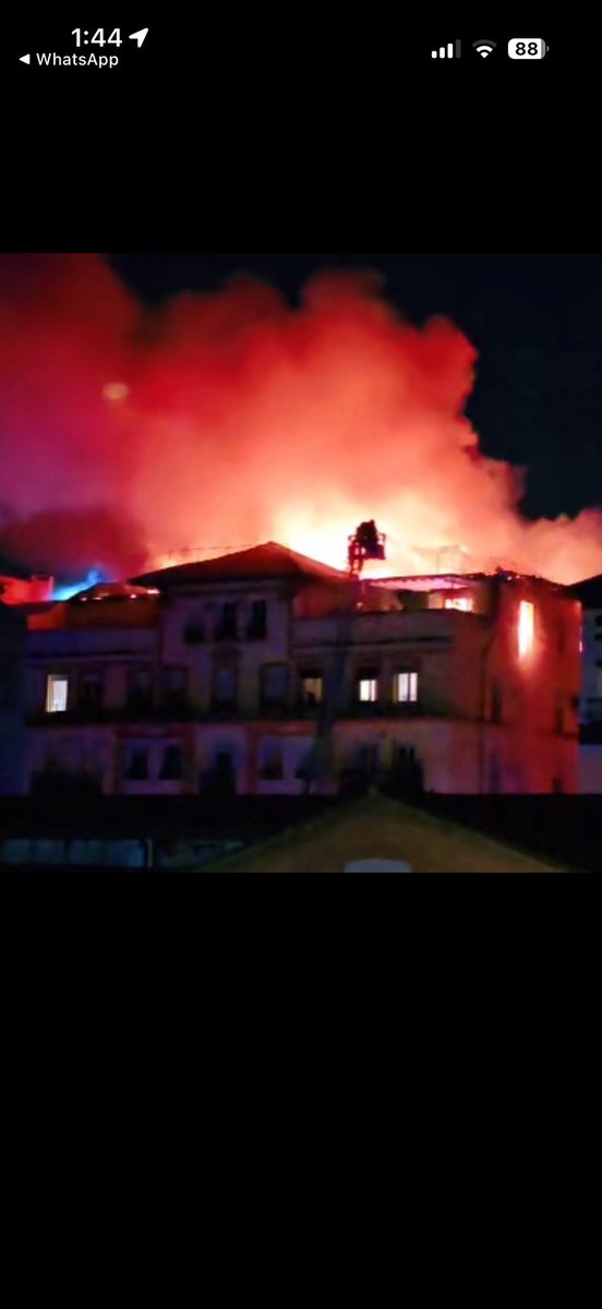 JorgeBravo17's tweet photo. Una película de terror en mi edificio!! Por suerte no hay heridos ni fallecidos!! #incendiochamberi https://t.co/IcRTwVRVJi