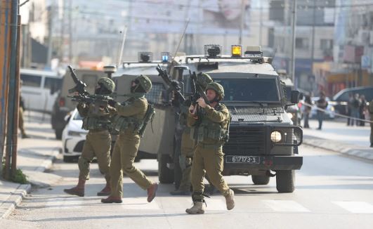 teleSURtv's tweet photo. 🚨 Tropas israelíes asedian Kifl Haris para facilitar incursión de colonos en Cisjordania ocupada

🔴 Fuerzas del régimen de ocupación israelí irrumpieron en la localidad de Kifl Haris, en Cisjordania ocupada, para facilitar la entrada de grupos de colonos israelíes. Las tropas cerraron las entradas y salidas de la zona, aislando a la población palestina.