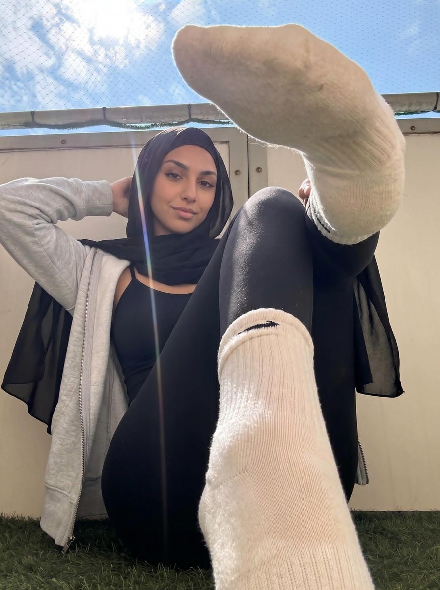 laylahadidd's tweet photo. Is anyone interested in smelling  socks❤
#feet #feetworshi̇p #hijab https://t.co/7ZEwMcPRYX