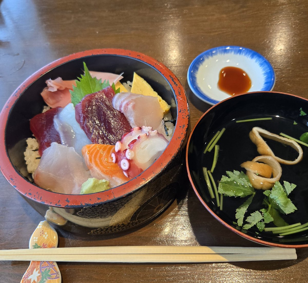 aruno323's tweet photo. 昨日までの酷暑が嘘のよう…肌寒い…そぼふる雨は思った以上に傘を濡らす...でも、なんだか楽しい散歩になった…
　↓先日朝霞台で見つけた日本料理屋さんのランチ😋 https://t.co/PDfI6qEbZo