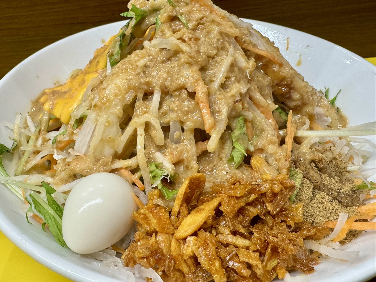 itinitiitimen6's tweet photo. 豚が1番⭐︎脂が2番@戸田公園
ガッツリ冷やし中華KG+チーズ・つけアブラ 

土夜しごおわ疲れて身体が冷やしを求めてたので此方へ！戸田花火で駐車困難の凡ミスを乗り越えヤワメも忘れいただくと…キリッとカエシにサラダに特製ダレで美味い！バラロールも絶品でチーズ絡めても美味、並だとおやつ文字数 https://t.co/wpQMfUBIvy
