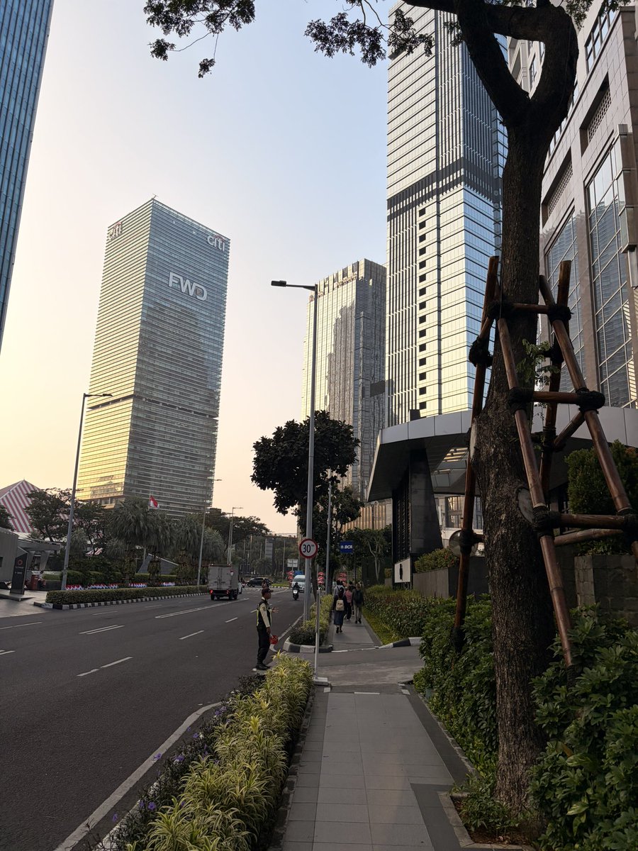 MYasfika's tweet photo. Day 1 onboarding di SCBD, terlalu pagi ternyata jadwalnya jam 9🫠. Jadi apa yang harus dilakukan buat orang yg baru pertama kali kerja di SCBD biar cepet adaptasi?? https://t.co/4QvB7vC9SS